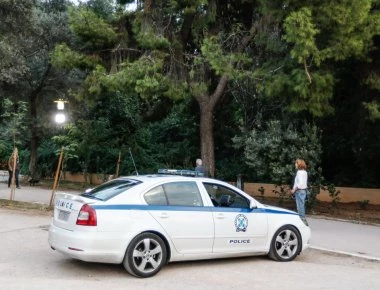 Επίθεση σε αστυνομικούς από ομάδα κουκουλοφόρων στο Πεδίον του Άρεως